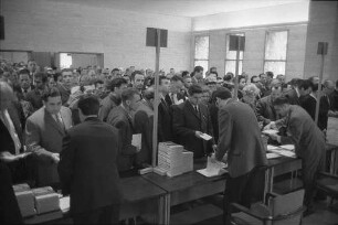 Ehrung für 450 langjährige Blutspender der Blutspendezentrale der Städtischen Krankenanstalten.