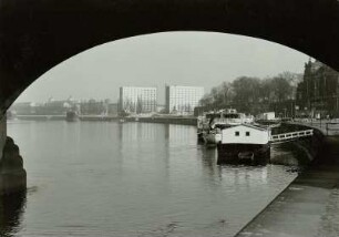 Dresden, Blick durch den Brückenbogen der Georgi-Dimitroff-Brücke (Augustusbrücke, Altstädter Seite) nach Osten auf den Schiffsanlegeplatz und die beiden Hochhäuser in der Höhe der Dr. Rudolf-Friedrichs-Brücke (Carolabrücke) : Dresden, Weiße Flotte