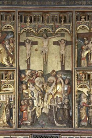 Hauptaltar, sog. Erzväteraltar — Szenen aus der Passion Christi und dem Marienleben — Altarschrein mit zentraler Kreuzigungsszene und Stifterfamilie, in den flankierenden Feldern Darstellungen aus der Passion Christi und dem Marienleben — Christus am Kreuz, darunter Heilige und Stifter