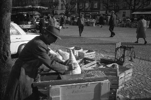 Sauerkrauthobler Albert Zapf aus Huttenheim auf dem Wochenmarkt am Gutenbergplatz