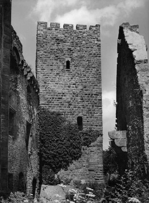 Stadtprozelten. Henneburg. Bergfried (1151/1200)