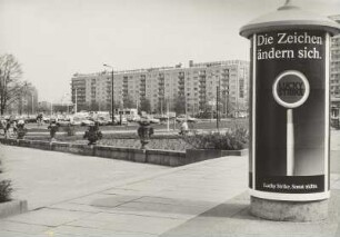 Dresden-Altstadt, St. Petersburger Straße 5, 3 und 1. Wohnhäuser (um 1965). Blick von der Ernst-Thälmann-Straße (spätere Wilsdruffer Straße) mit der Litfaßsäule an der Freifläche des Landhauses
