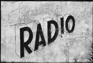 Fassade mit Inschrift "Radio"