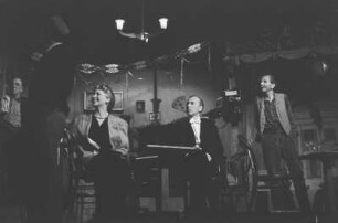 Szenenbilder aus dem Stück "Ein Leben lang" von William Saroyan im Schlossparktheater Berlin-Steglitz