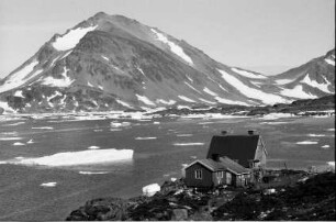 Kulusuk: Haus auf der Landzunge am Fjord