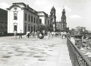 Dresden-Altstadt. Brühlsche Terrasse mit Sekundogenitur (1896-1897, G. Frölich) und Turm des Ständehauses