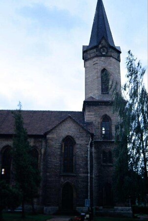 Kirche von Nord mit Turm und Ansatz Langhaus (dunkel)