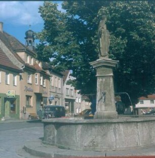 Schlüsselfeld. Hauptstraße mit Brunnen