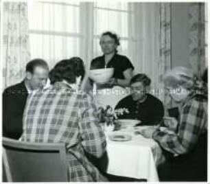 Essen im FDGB-Heim "Aufbau" in Rehefeld