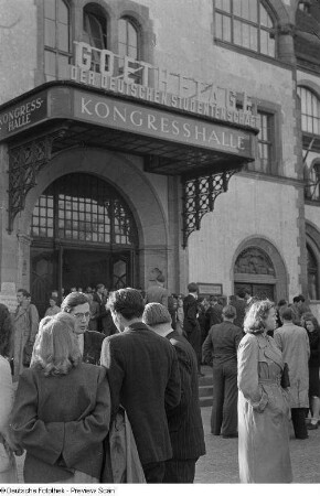 Wartende vor dem Eingang zur Kongreßhalle