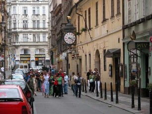 Prag - Straße vor dem Bierlokal U Flecku : Touristengruppe vor dem Bierlokal U Flecku. Aufgenommen in Prag 2004