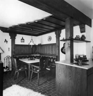 Möbelaufnahmen. Wohnküche. Sitzecke mit Holzdecke und Anrichte. An der Wand eine Gitarre