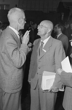Dresden-Räcknitz, Zellescher Weg 12/14 (Willers-Bau der TH Dresden). Serie "Jahrestagung Deutsche Mathematiker-Vereinigung Dresden 1957". Prof. Dr. Hellmuth Kneser (links) und Prof. Dr. Pawel Sergejewitsch Alexandrow im Gespräch