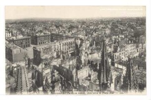 Reims. Panorama de la Ville en ruines, vue vers la Place Royale