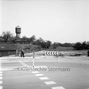 Industriestraße bei der Eröffnung: im Hintergrund der alte Wasserturm