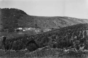 Blick auf die Fazenda Jaburú : Die Fazenda Jaburú im Hintergrund am Fuße eines Hügels. Im Vordergrund und im Hintergrund an den Hängen Plantagen.