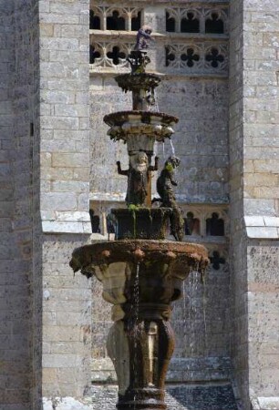 Frankreich. Bretagne. Finistere. Saint Jean du Doigt. Umfriedeter Pfarrhof. Renaissance Brunnen