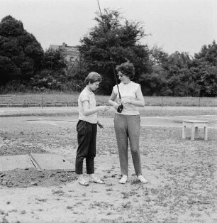 Helga Wischer-Rudolph im Gespräch mit einer Jugendlichen beim Sportangeltraining auf einem Fußballplatz