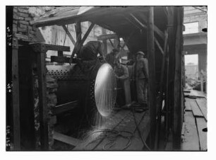 Industrie-Kraftwerk. Schweißer bei Reparaturarbeiten an einem Kessel : Lauta (Niederlausitz). Industrie-Kraftwerk. Schweißer bei Reparaturarbeiten an einem Kessel