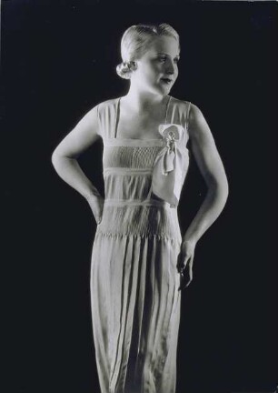 Frau in Kleid