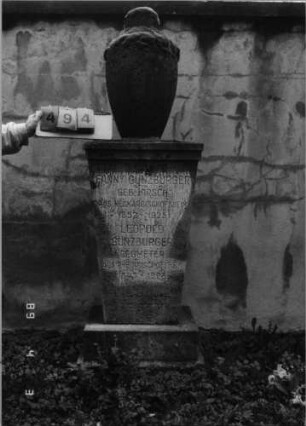 Grabstein 494 (Index: 100088555) Material: Ton (?) Maße HxBxT: 179x54x44 cm Besonderheit: Doppelgrab: Grabstein 494
