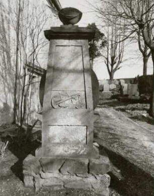 Nassau, Kirchhof : Nassau. Kirchhof. Grabmal (1. Hälfte 19. Jahrhundert, Sandstein)