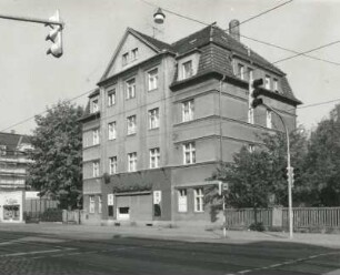Dresden-Pieschen, Großenhainer Straße 176. Wohnhaus (um 1910, um 1925) mit Laden