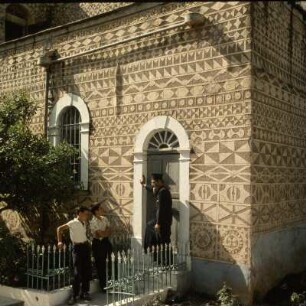Chios, Pyrgí. Kirche. Sgraffito an der Kirche auf der Platía