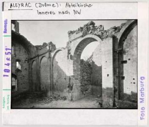 Aleyrac: Ruine der Abteikirche, Inneres nach Westen