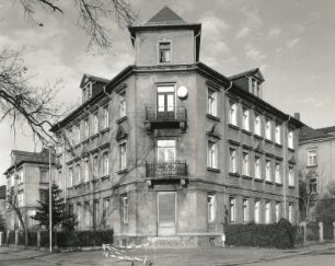 Radebeul, Louisenstraße 2. Wohnhaus (um 1895). Eckansicht mit Fassade Sidonienstraße