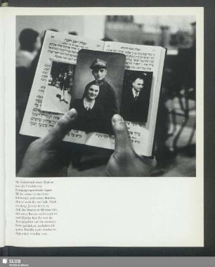 Im Gebetbuch eines Mannes aus der Frankfurter Synagogengemeinde liegen Bilder seiner ermordeten Schwester und seines Bruders, den er auch für tot hielt