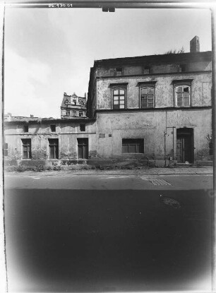 Görlitz-Altstadt, Brunnenstraße. Wohnhaus mit Anbau. Straßenfront