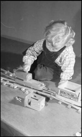 Orschweier: Holzspielzeug Götze, Kind mit Eisenbahn