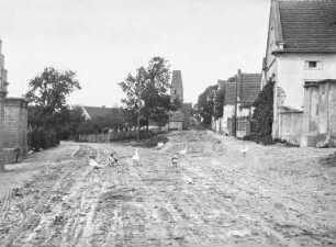 Filialkirche St. Hedwig : Herrndorf, ungepflasterte Dorfstraße. Blick zur Filialkirche St. Hedwig