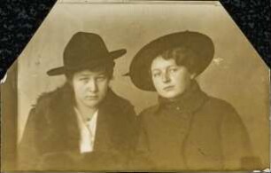 [Zwei Frauen in Winterkleidung]