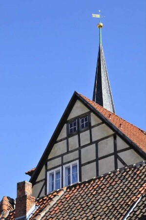 Quedlinburg - Fachwerkgiebel : Fachwerkgiebel in der Marktstraße, dahinter der Turm der Marktkirche. Aufgenommen am 19. Juli 2012 in Quedlinburg