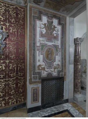 Freskenzyklus mit Personifikationen, Emblemen und Groteskendekorationen, Laibung mit Colonna-Wappen und Groteskendekoration in Ornamentbändern