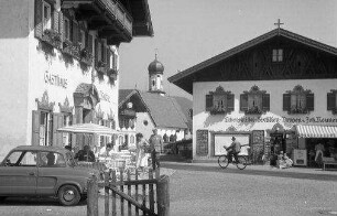 Wallgau: Gasse mit Kirchturm