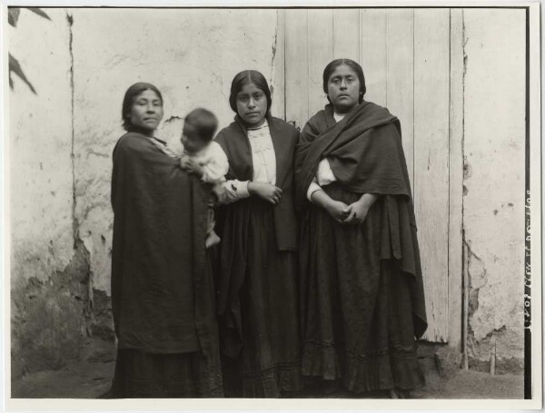 Trois filles d'Eten, avec enfant