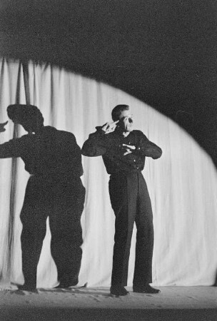 Szene aus "Neue Odyssee" von Albert Burkat : Szenenbilder aus "Neue Odyssee", Ballett in 5 Bildern von Albert Burkat mit Musik von Victor Bruns. Staatsoper Berlin, 15.11.1957 (Uraufführung am 16.11.1957)