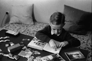 Bukarest: Wohnung Schmidt, Schmidt (Junior) beim Briefmarkenkleben