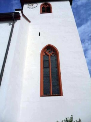 Kirchturm von Süden (Neubau Jahr 1615 auf Spätromanischem Vorgänger als Chorturm mit Turmchor) mit Schlitzscharte im Mittelgeschoß