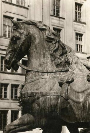 Berlin. Quadriga vom Brandenburger Tor, Ausschnitt Vorderteil eines Pferdes (1789, G. Schadow; 1958)