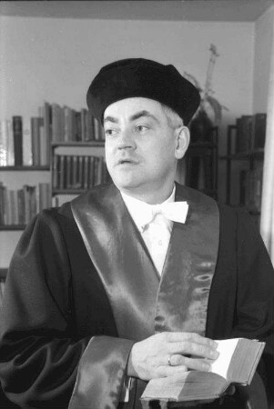 Freiburg: Wohnung; Prof. Dr. Horst Ehmke; Portrait im Talar
