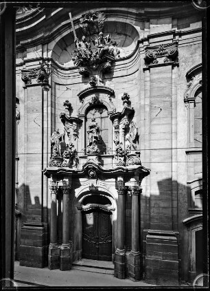 Würzburg. Portal einer Kirche