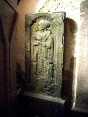 Stadtkirche - Chor Innen-Grabstein (verwitterit) mit Inschrift sowie weibliche Person in Hochrelief-Darstellung