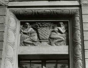 Relief mit weiblichen Figuren und Blütenkorb