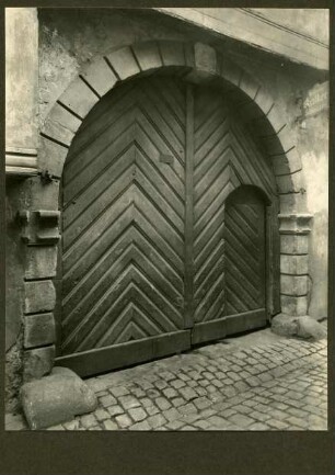 Kunigundenstr. 11. Tor Schlußstein Laubwerk, 1718
