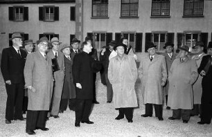 Breisach: Regierungsbesuch zum Wiederaufbaufest in Breisach; Gruppe der Regierungsmitglieder vor dem Rathaus