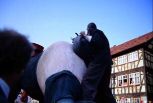 Umzug, Mann am knieenden Elefanten